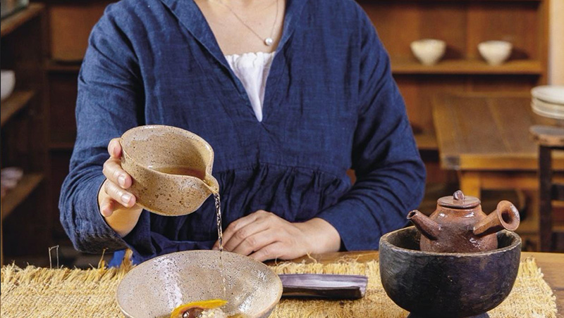 把鐵觀音老茶沖到廣式糯米飯之中，熱騰騰茶湯帶來既豐富又濃厚的滋味。